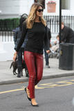 th_93706_celebrity_paradise.com_TheElder_ElleMacpherson2010_09_21_ontheschoolruninLondon17_122_632lo.jpg