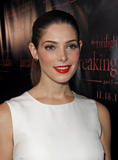 th_42581_Ashley_Greene_The_Twilight_Saga_Breaking_Dawn_Part_1_Concert_Tour_in_Chicago_November_8_2011_05_122_635lo.jpg