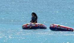 th_208414671_RihannaenjoysafunridewithfriendsonaboatinBarbados_82_122_680lo.jpg