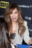 th_84880_celebrity_paradise.com_TheElder_JenniferLopez2011_04_19_signsCDsatBestBuy96_122_917lo.jpg
